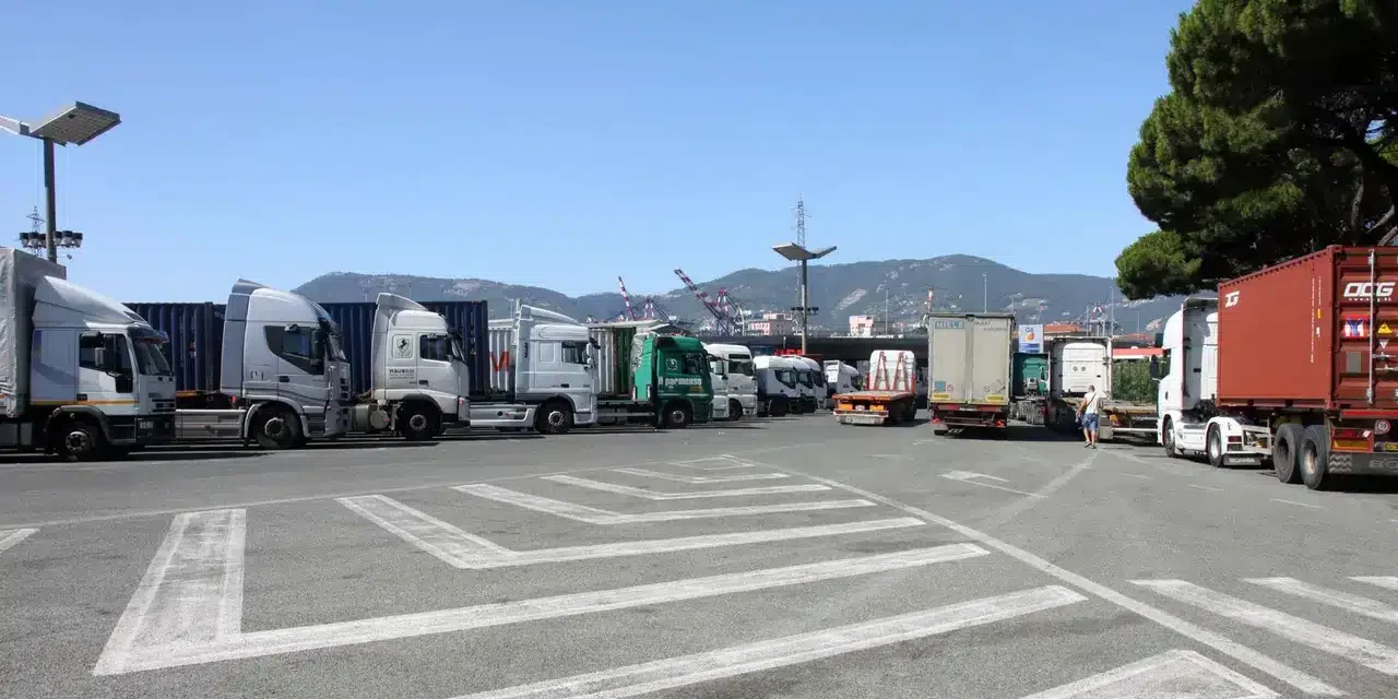 Proteste dei camionisti, trasporto su gomma in difficoltà nonostante il calo dei carburanti