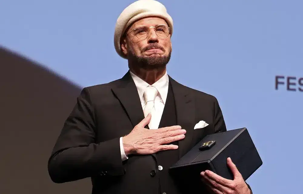 John Travolta conquista Cannes: Palma d’onore e debutto alla regia con “Volo notturno per Los Angeles”